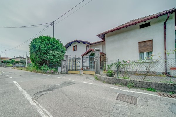 casa indipendente in vendita a Cadrezzate con Osmate in zona Cadrezzate