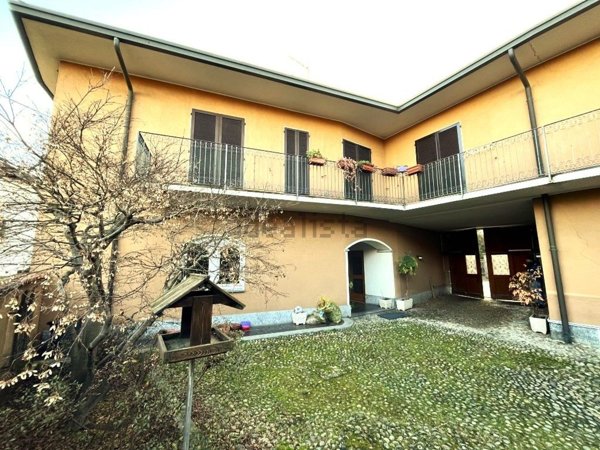 appartamento in vendita a Cadrezzate con Osmate in zona Cadrezzate