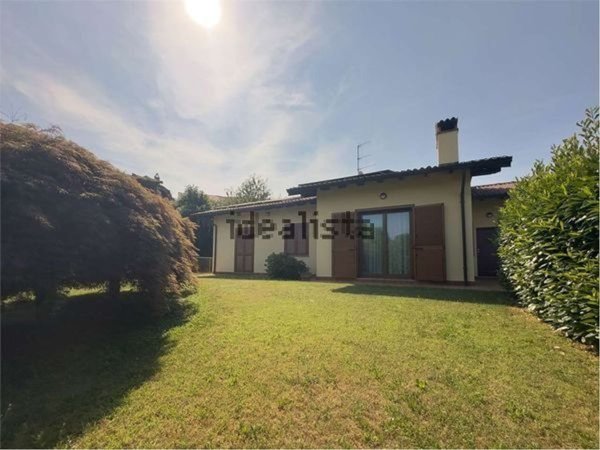 casa indipendente in vendita a Cadrezzate con Osmate