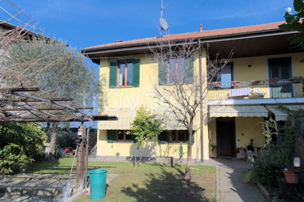 casa indipendente in vendita a Cadrezzate con Osmate in zona Osmate