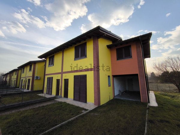 casa indipendente in vendita a Cadrezzate con Osmate