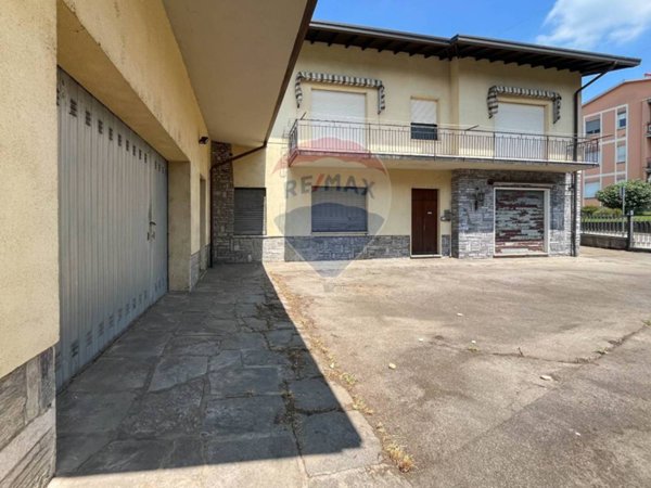 casa indipendente in vendita a Cadrezzate con Osmate in zona Osmate