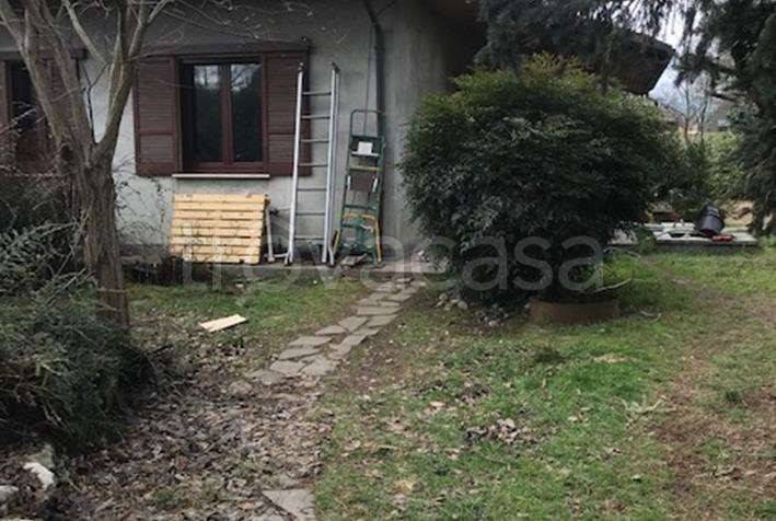 casa indipendente in vendita a Cadrezzate con Osmate