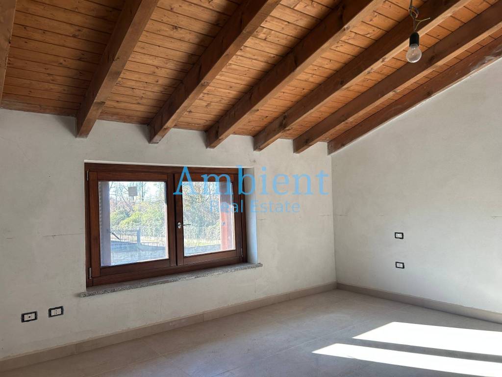 casa indipendente in vendita a Cadrezzate con Osmate in zona Cadrezzate