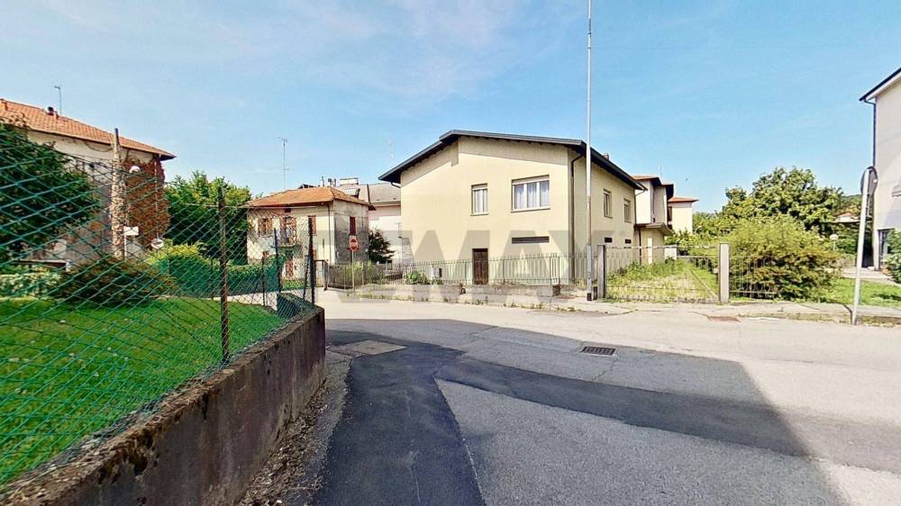casa indipendente in vendita a Cadrezzate con Osmate in zona Osmate