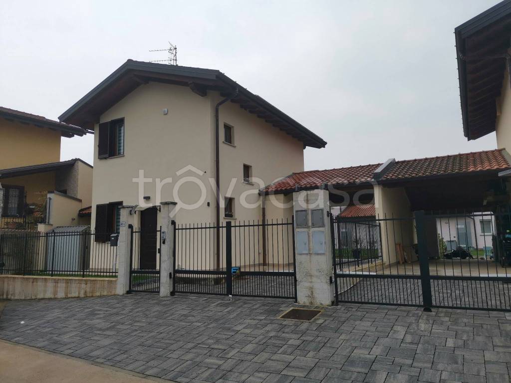 casa indipendente in vendita a Cadrezzate con Osmate