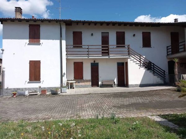 casa indipendente in vendita a Cadrezzate con Osmate in zona Osmate