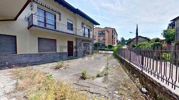 casa indipendente in vendita a Cadrezzate con Osmate in zona Osmate