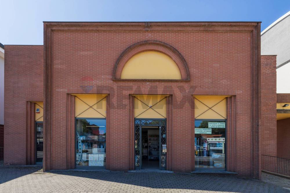 locale commerciale in vendita a Cadrezzate con Osmate in zona Osmate