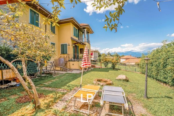 casa indipendente in vendita a Cadrezzate con Osmate in zona Osmate