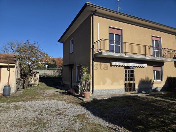 casa indipendente in vendita a Cadrezzate con Osmate in zona Cadrezzate