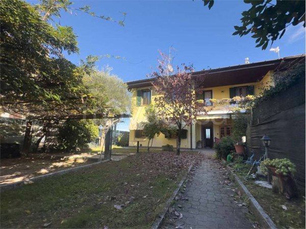 casa indipendente in vendita a Cadrezzate con Osmate