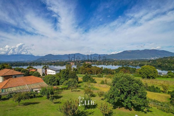 casa indipendente in vendita a Cadrezzate con Osmate in zona Osmate