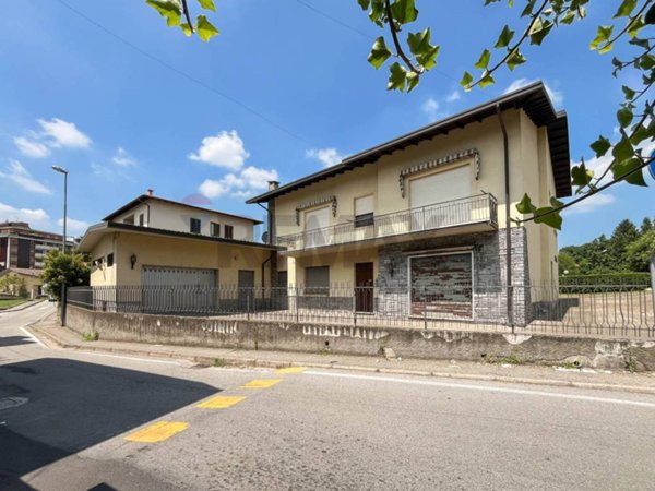 casa indipendente in vendita a Cadrezzate con Osmate in zona Osmate