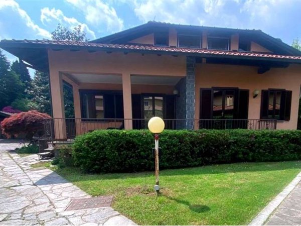 casa indipendente in vendita a Cadrezzate con Osmate