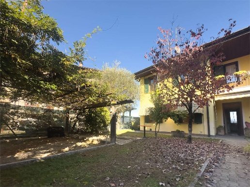 casa indipendente in vendita a Cadrezzate con Osmate in zona Osmate