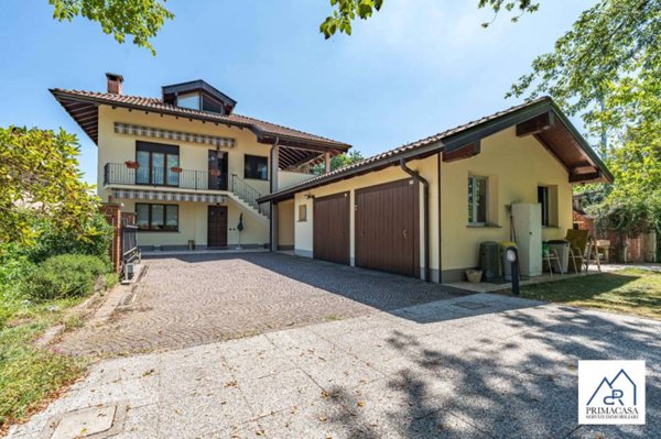 casa indipendente in vendita a Cadrezzate con Osmate in zona Cadrezzate