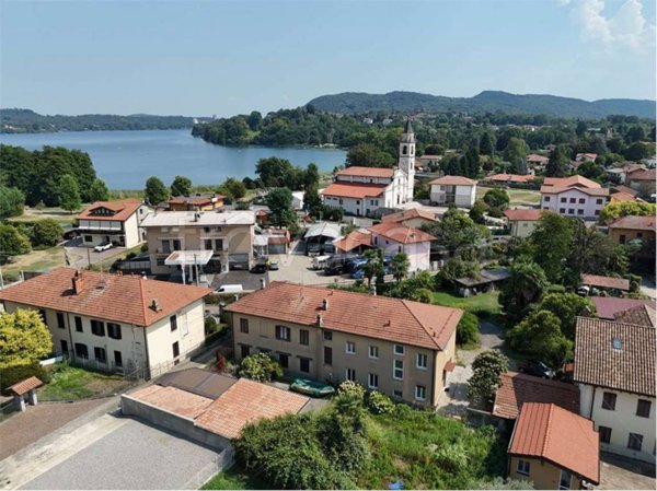casa indipendente in vendita a Cadrezzate con Osmate in zona Cadrezzate