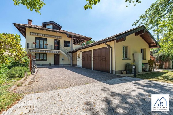 casa indipendente in vendita a Cadrezzate con Osmate in zona Cadrezzate