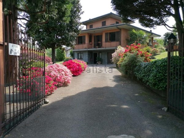casa indipendente in vendita a Cadrezzate con Osmate in zona Osmate