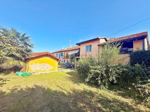 casa indipendente in vendita a Cadrezzate con Osmate in zona Osmate