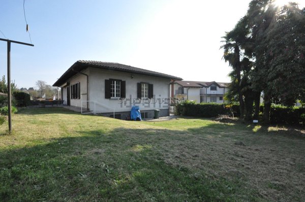casa indipendente in vendita a Cadrezzate con Osmate in zona Osmate
