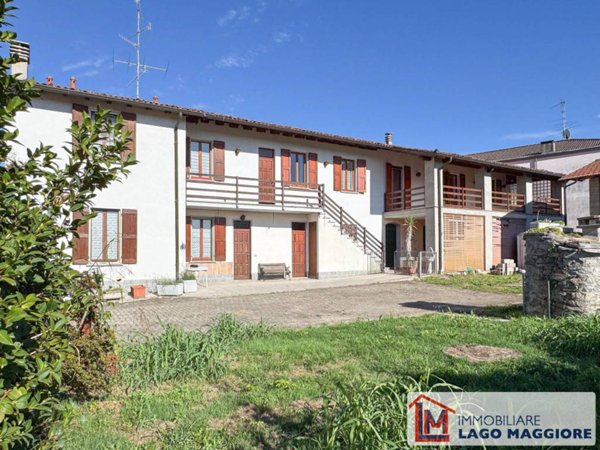 casa indipendente in vendita a Cadrezzate con Osmate in zona Osmate