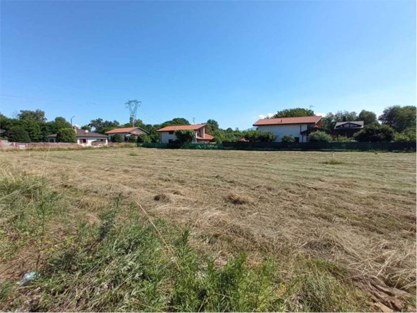 terreno in vendita a Cadrezzate con Osmate in zona Cadrezzate
