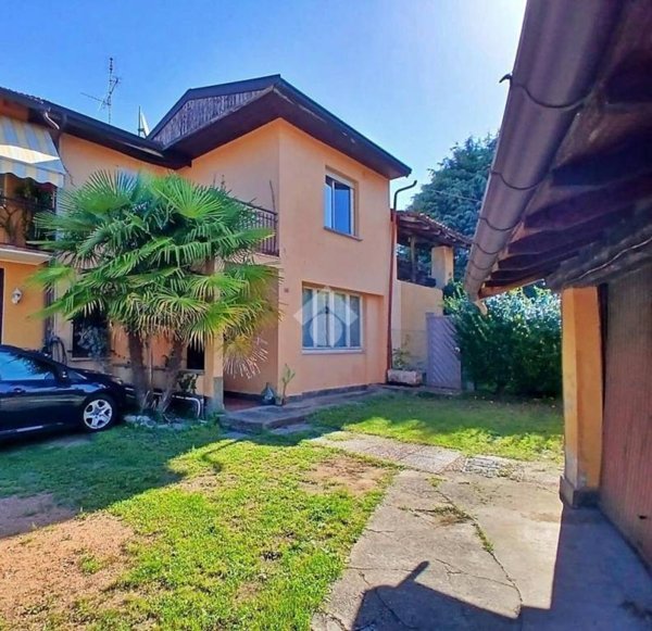 casa indipendente in vendita a Cadrezzate con Osmate in zona Osmate