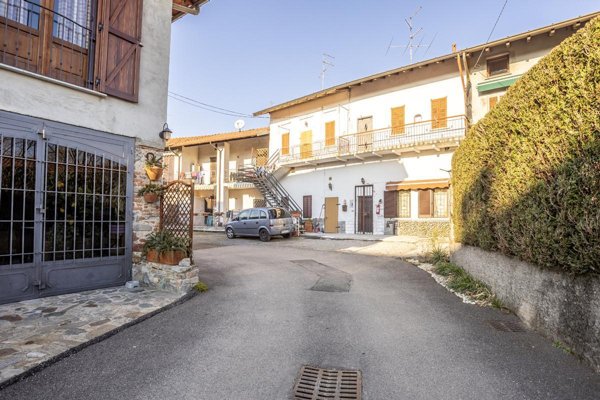 appartamento in vendita a Bardello con Malgesso e Bregano in zona Bregano