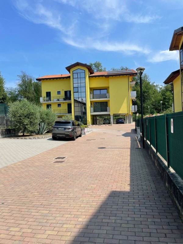 appartamento in vendita a Bardello con Malgesso e Bregano in zona Bregano