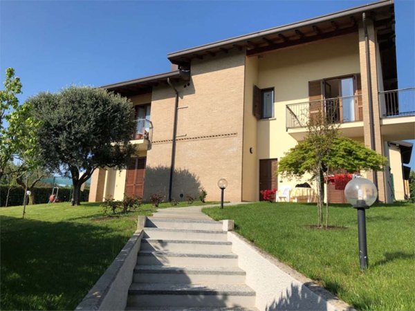 casa indipendente in vendita ad Albavilla in zona Carcano