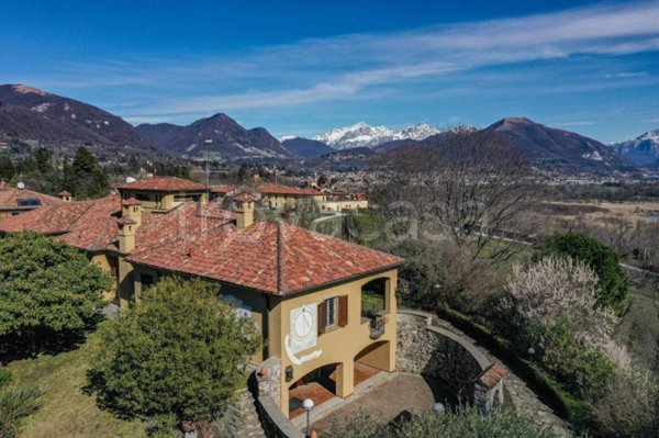 casa indipendente in vendita ad Albavilla in zona Carcano