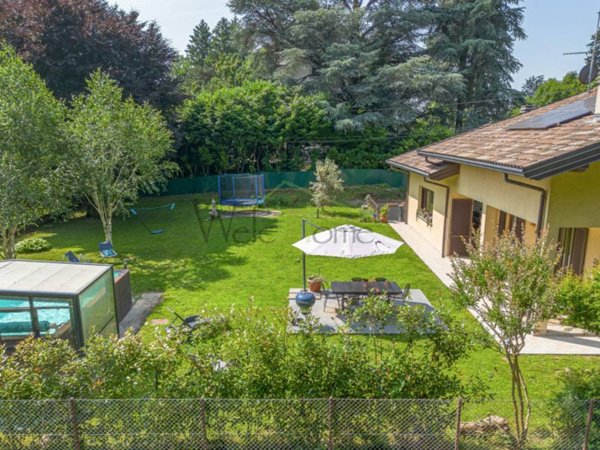 casa indipendente in vendita ad Albavilla in zona Saruggia
