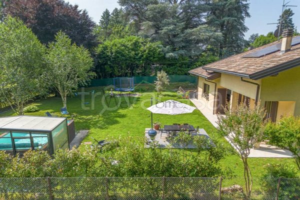 casa indipendente in vendita ad Albavilla in zona Saruggia