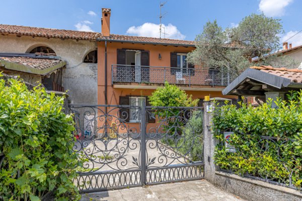 casa indipendente in vendita ad Albavilla in zona Carcano