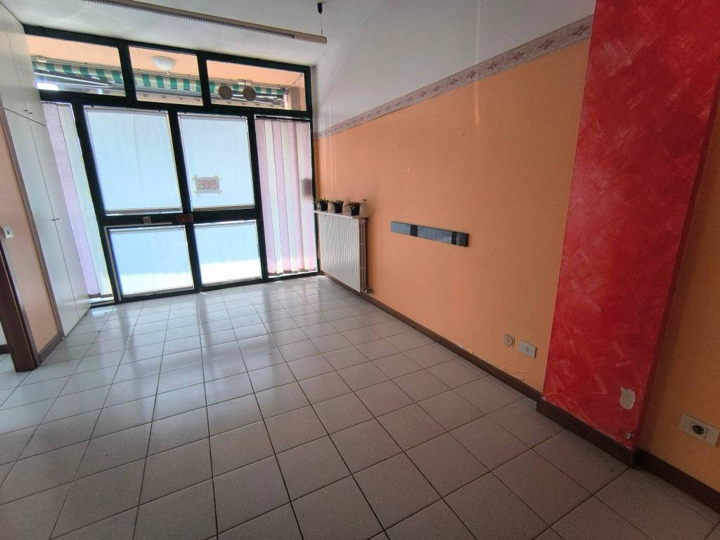 negozio in vendita ad Albavilla