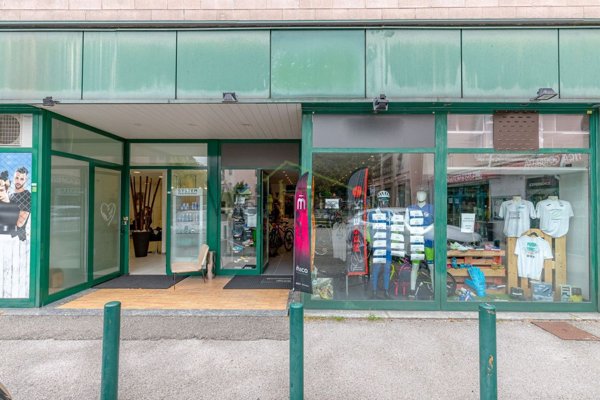 locale commerciale in vendita ad Albavilla