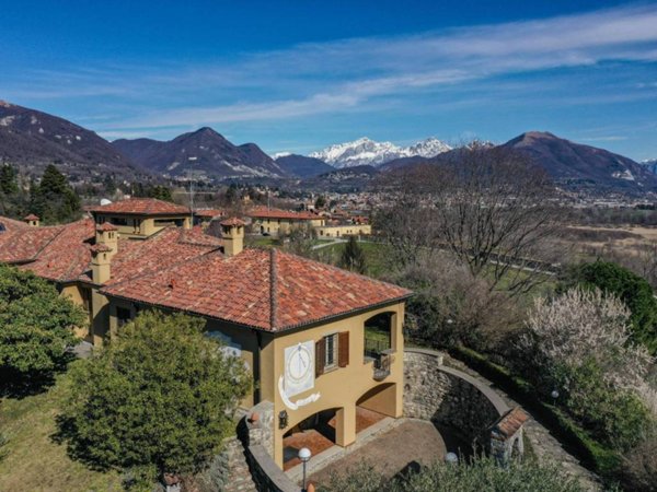 casa indipendente in vendita ad Albavilla in zona Carcano