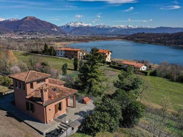 casa indipendente in vendita ad Albavilla in zona Carcano
