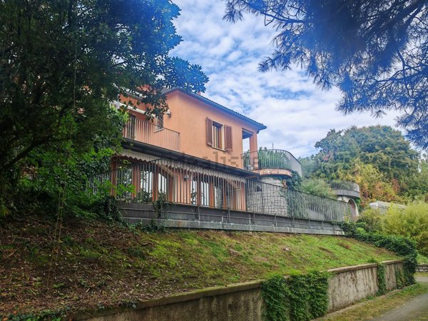 casa indipendente in vendita ad Albavilla in zona Carcano