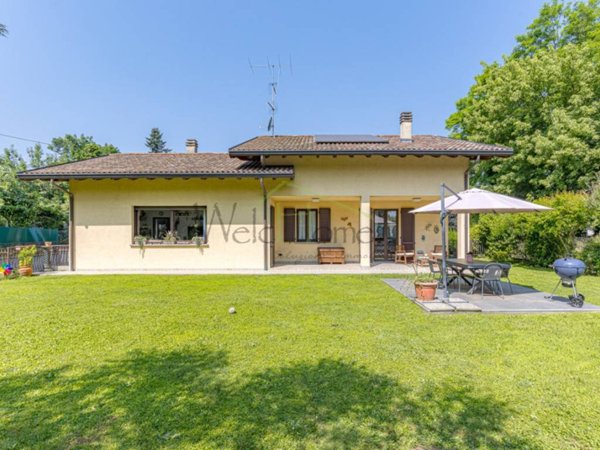 casa indipendente in vendita ad Albavilla in zona Saruggia