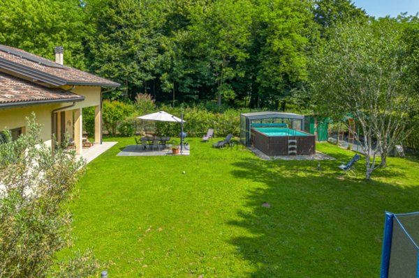 casa indipendente in vendita ad Albavilla in zona Saruggia