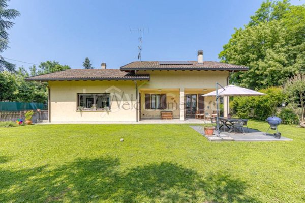 casa indipendente in vendita ad Albavilla in zona Saruggia