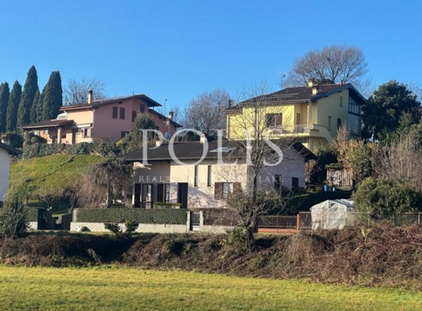 casa indipendente in vendita ad Albavilla in zona Carcano
