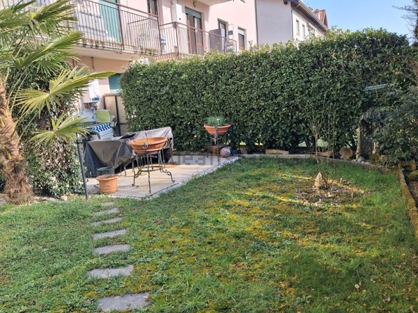 appartamento in vendita ad Albavilla in zona Carcano