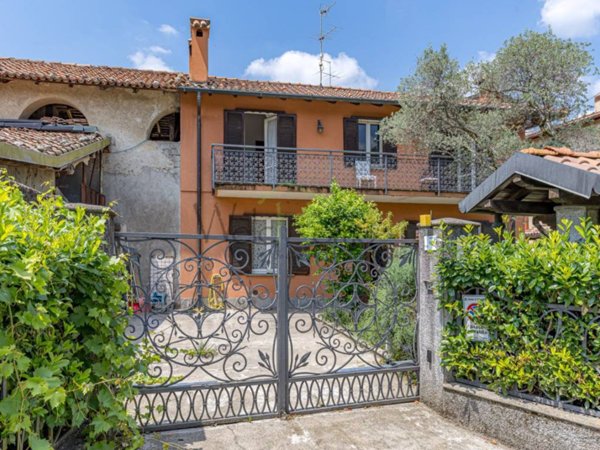 casa indipendente in vendita ad Albavilla in zona Carcano