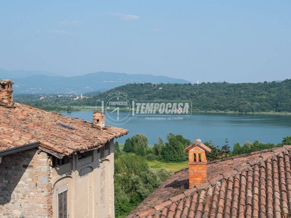 appartamento in vendita ad Albavilla in zona Carcano