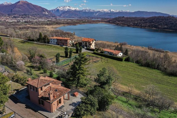 casa indipendente in vendita ad Albavilla in zona Carcano