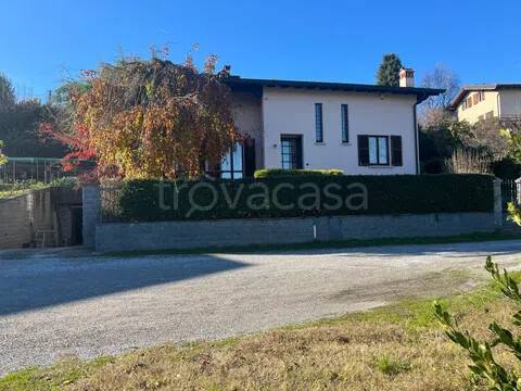 casa indipendente in vendita ad Albavilla in zona Carcano